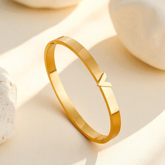 Verve Curve Bangle Bracelet in sleek gold-plated titanium steel – minimal and architectural design